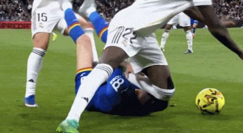 吕迪格膝部接触倒地球员瞬间