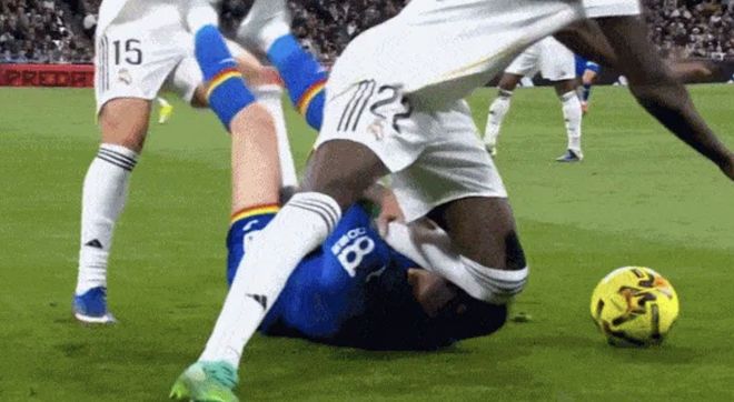 吕迪格膝部接触倒地球员瞬间