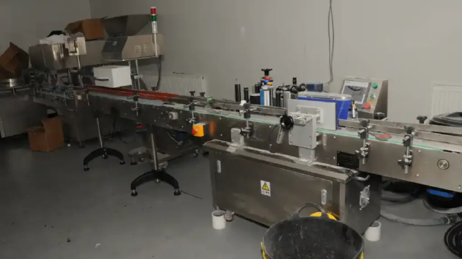 警方查获的毒品生产设备与流水线