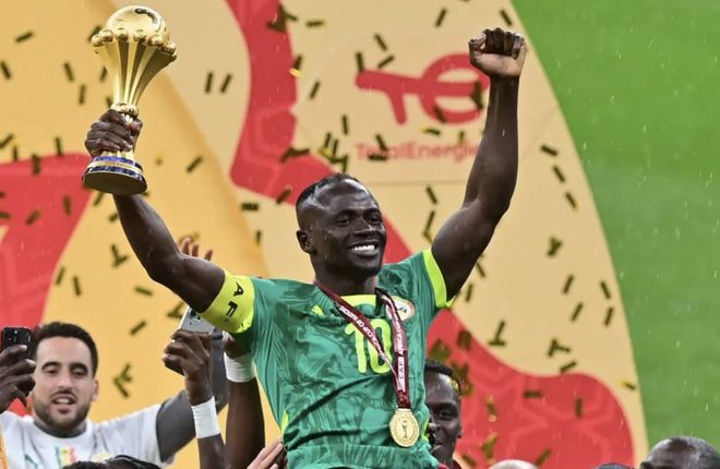 塞内加尔球员举起非洲杯奖杯庆祝夺冠