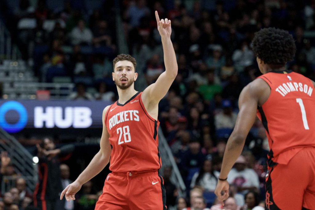 火箭申京手指向天场上庆祝