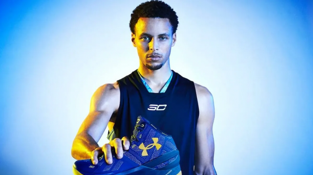 库里展示安德玛签名篮球鞋宣传照