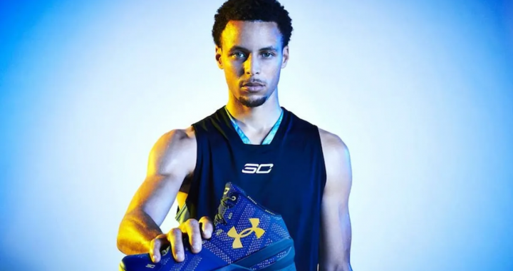 库里展示安德玛签名篮球鞋宣传照