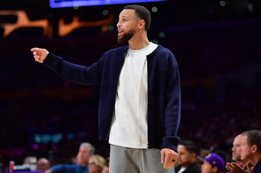 库里在NBA比赛中场边指挥队友