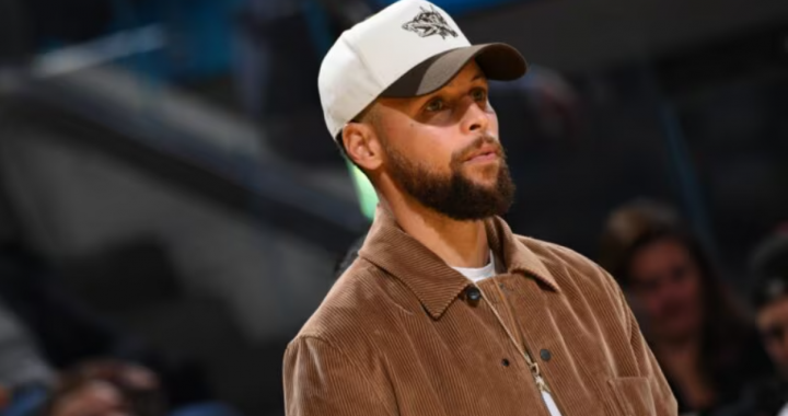 斯蒂芬库里场边观战勇士比赛画面