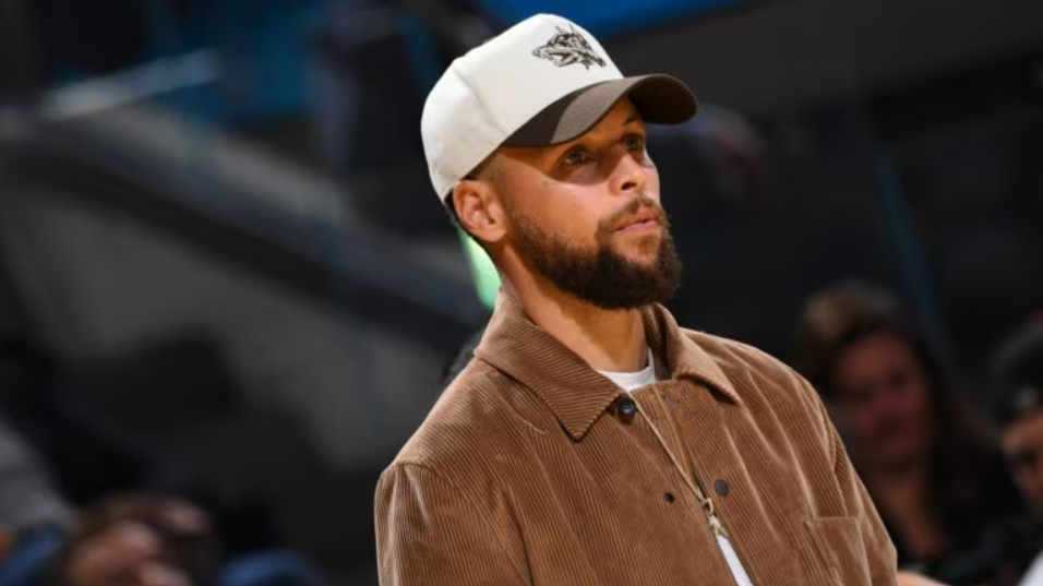 斯蒂芬库里场边观战勇士比赛画面