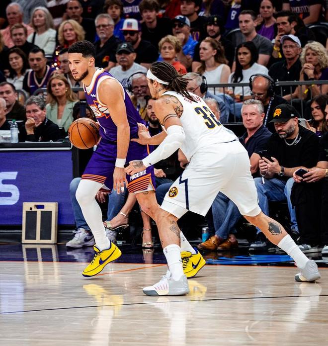 太阳后卫布克运球对抗掘金防守战术画面