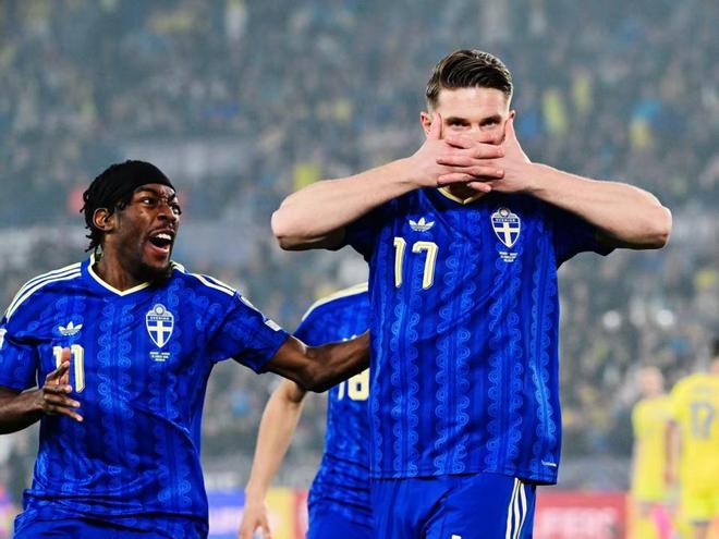 瑞典国家队球员集体庆祝进球场景