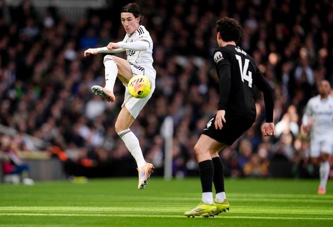 热刺球员比赛拼抢瞬间