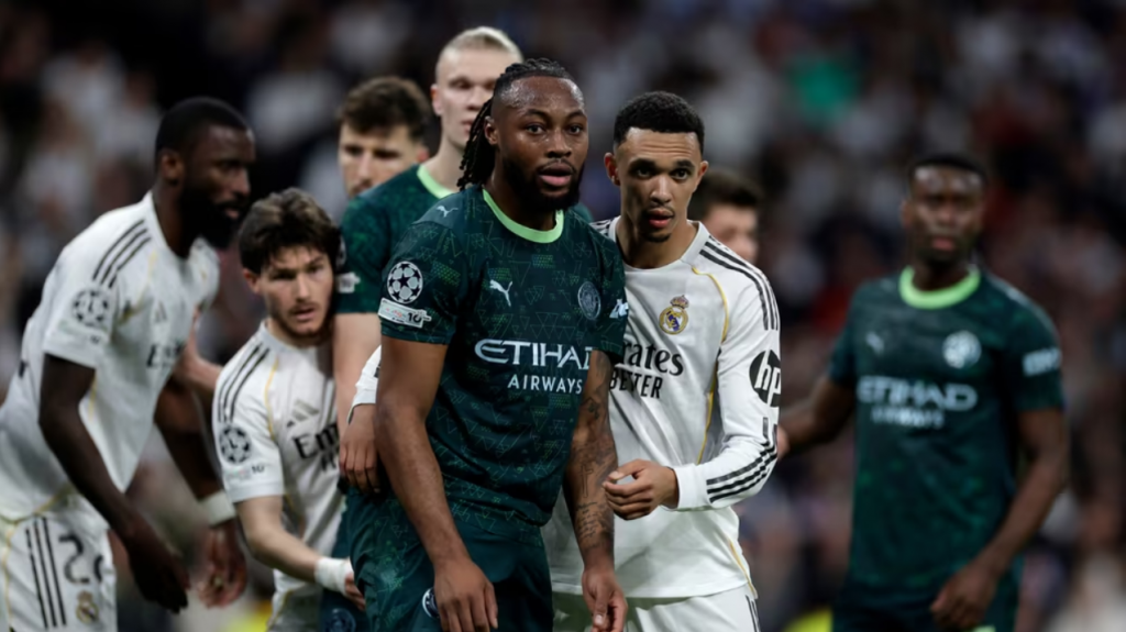 欧冠比赛双方球员定位球防守站位场景