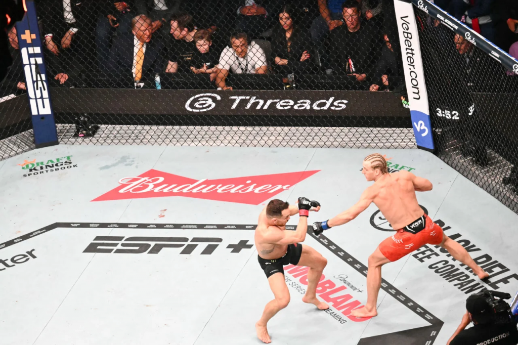 UFC比赛八角笼内两名选手激烈对决现场画面