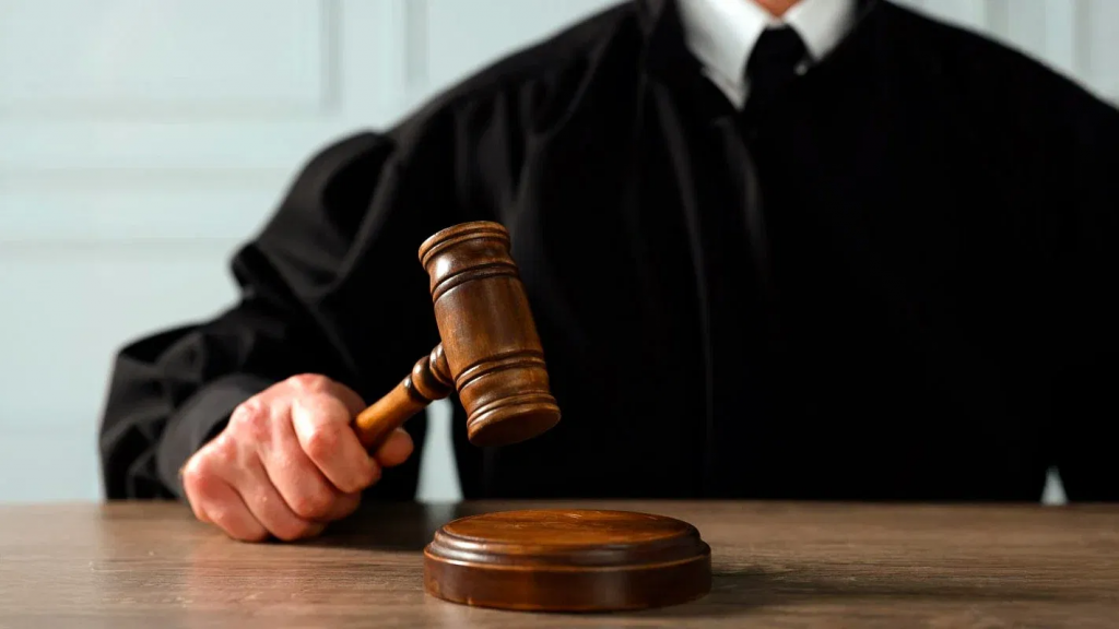 美国联邦法院法官敲击法槌象征司法裁决