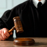 美国联邦法院法官敲击法槌象征司法裁决