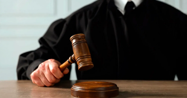 美国联邦法院法官敲击法槌象征司法裁决