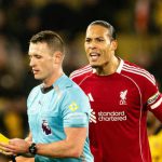 利物浦队长范戴克与裁判交流场面