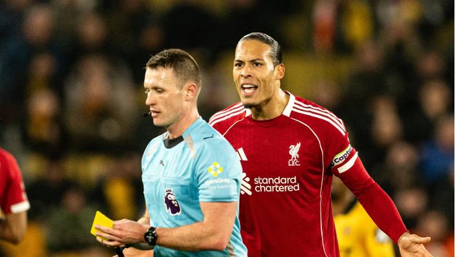 利物浦队长范戴克与裁判交流场面