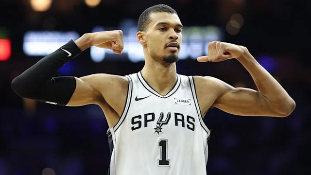 文班亚马马刺球衣庆祝动作比赛画面