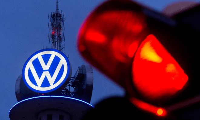 大众汽车标志与警示灯画面对应企业承压背景