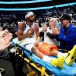 勇士球员受伤被担架抬离赛场画面