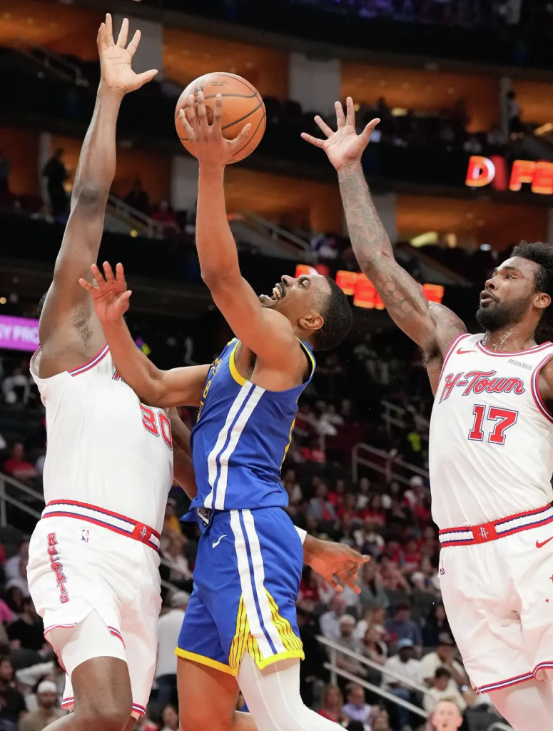 勇士球员突破火箭内线防守上篮