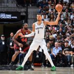 文班亚马比赛中内线持球进攻画面