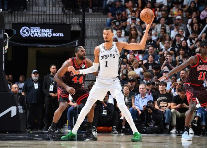 文班亚马比赛中内线持球进攻画面