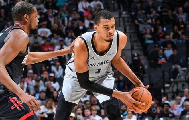 文班亚马持球进攻对抗火箭防守瞬间