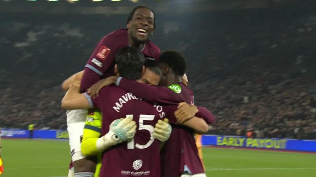 西汉姆联点球晋级后场上集体庆祝瞬间