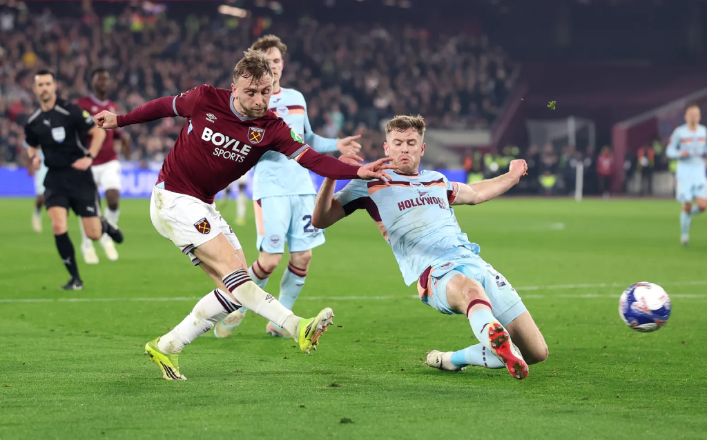 西汉姆联球员禁区内射门对抗布伦特福德防守