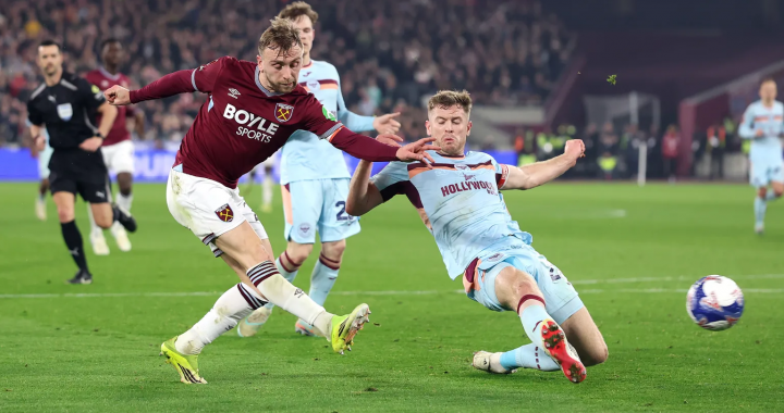 西汉姆联球员禁区内射门对抗布伦特福德防守