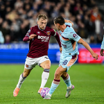 西汉姆联球员比赛中带球突破布伦特福德防守瞬间