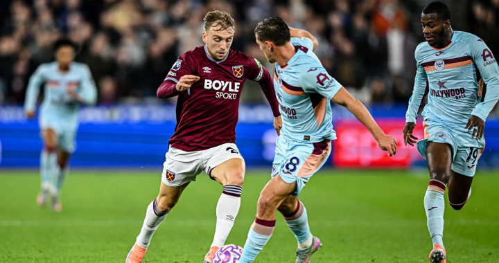 西汉姆联球员比赛中带球突破布伦特福德防守瞬间