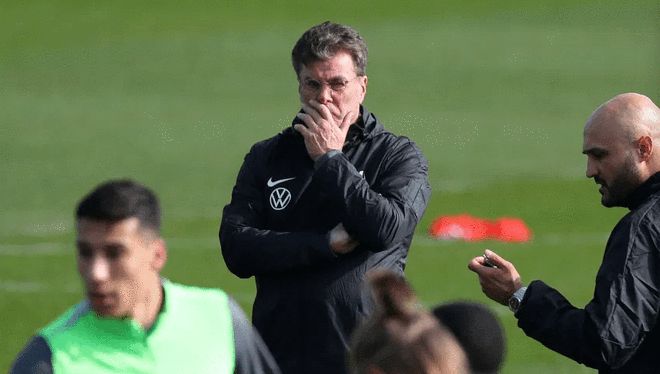 沃尔夫斯堡教练组训练场观察球队调整局势