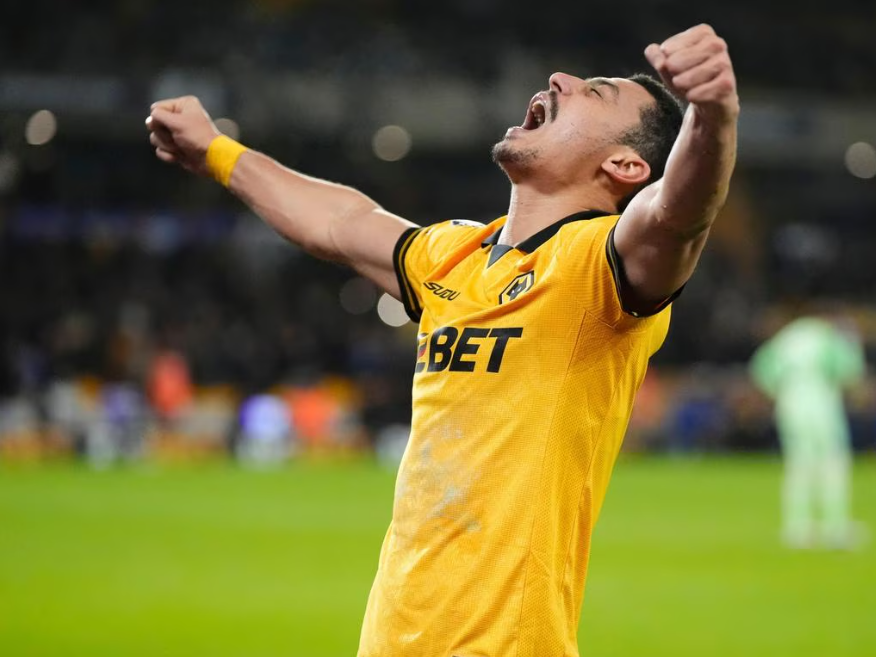 狼队球员进球庆祝比赛瞬间