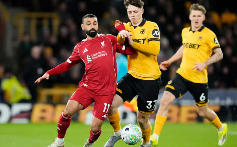 狼队球员与利物浦萨拉赫比赛对抗瞬间