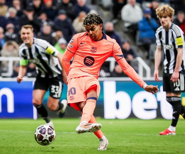 亚马尔欧冠比赛点球射门瞬间