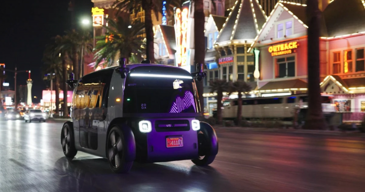 Zoox无人驾驶出租车在拉斯维加斯大道夜间测试行驶
