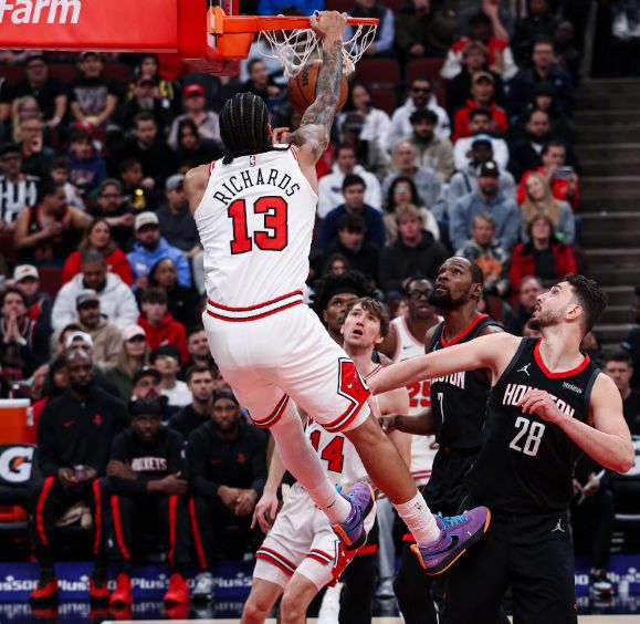 公牛球员完成扣篮进攻火箭防守画面