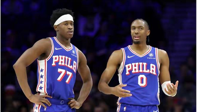 76人后场球员在比赛中交流战术