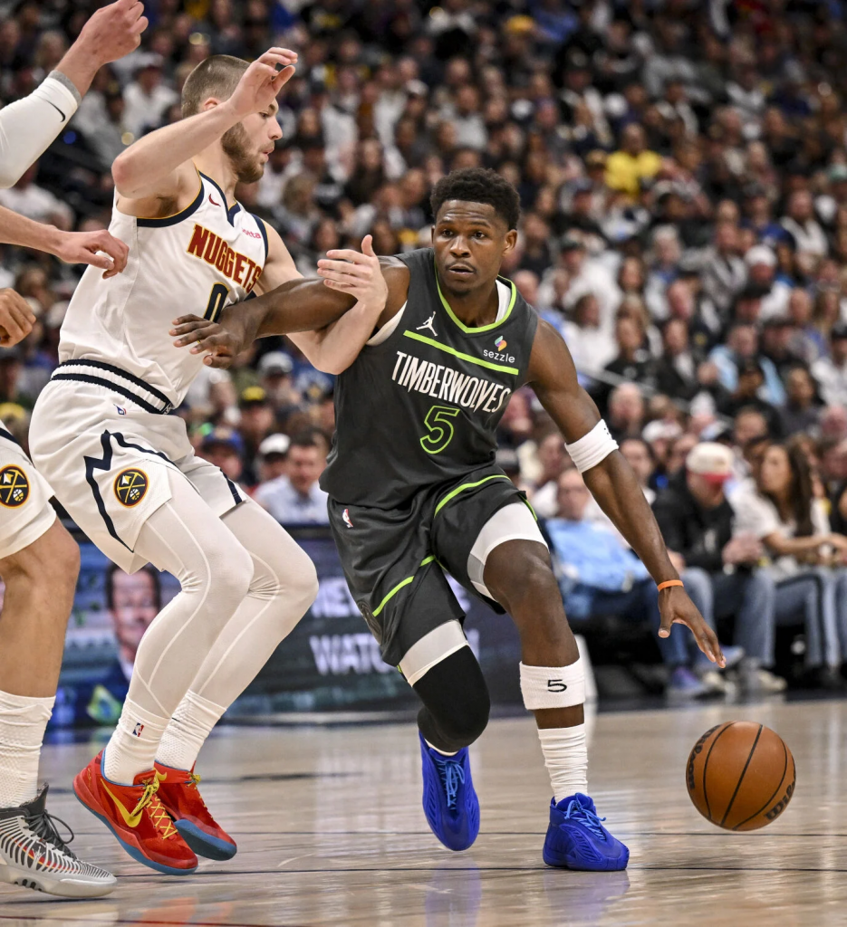 爱德华兹突破掘金内线