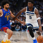 爱德华兹持球突破掘金防线瞬间