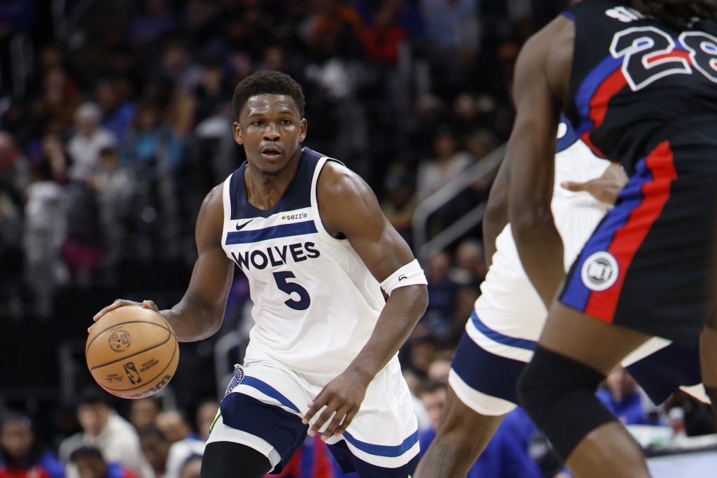 爱德华兹持球观察防守站位