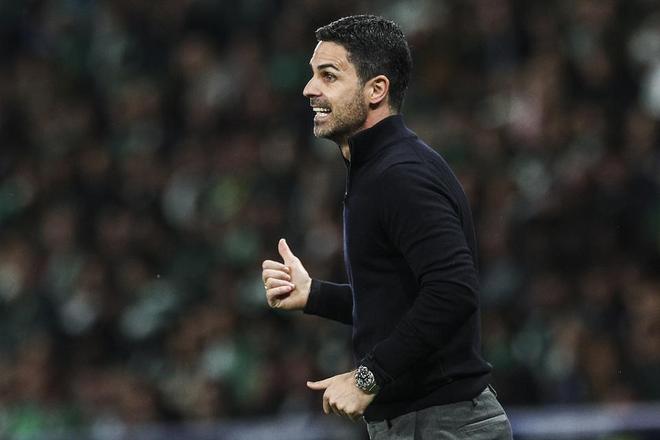 阿森纳主教练场边指挥比赛战术场景