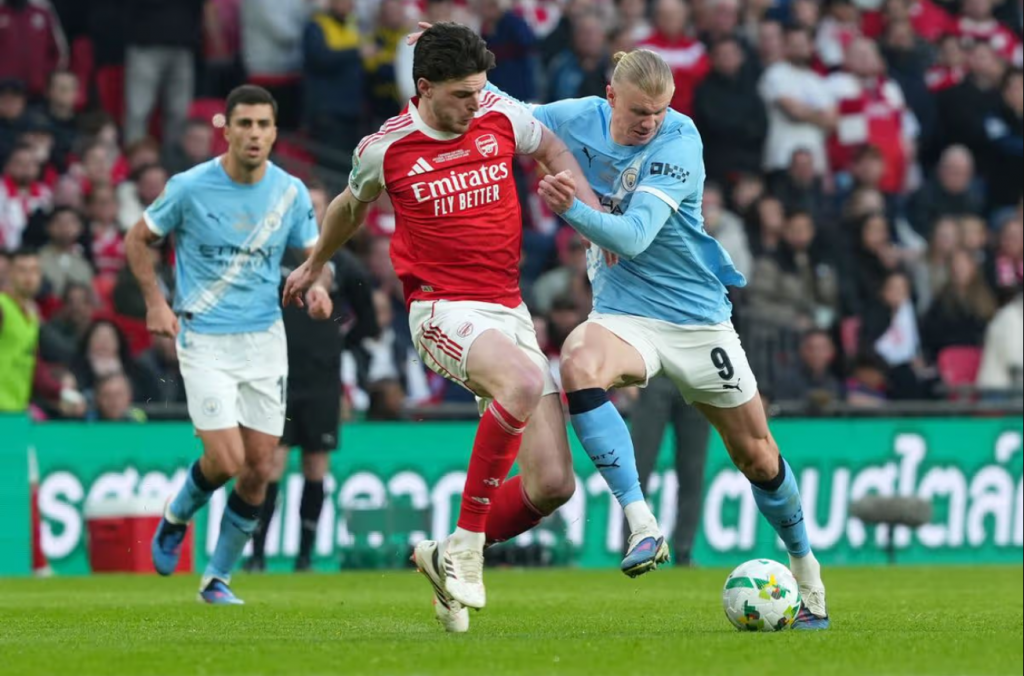 阿森纳球员与哈兰德激烈身体对抗