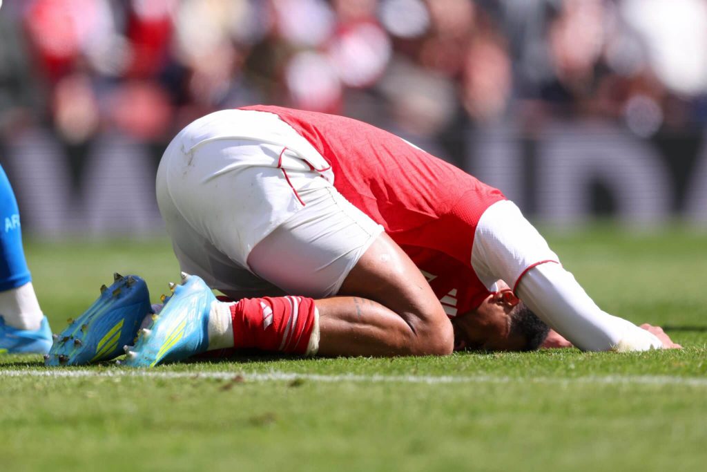 阿森纳球员受伤倒地瞬间