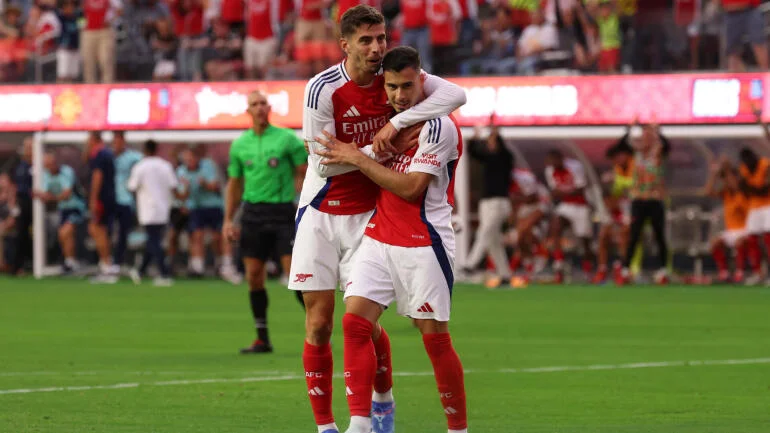 阿森纳球员主场庆祝进球画面