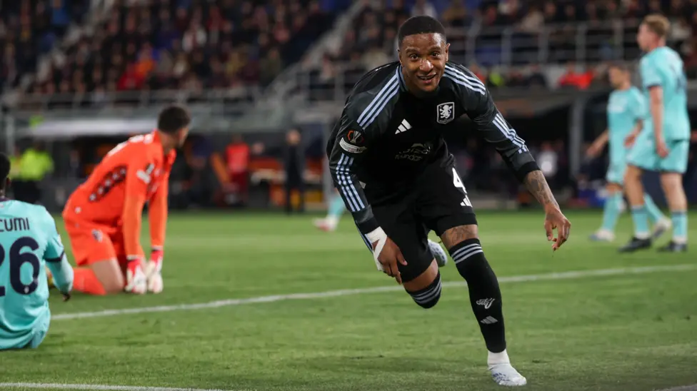 阿斯顿维拉球员进球后滑跪庆祝画面