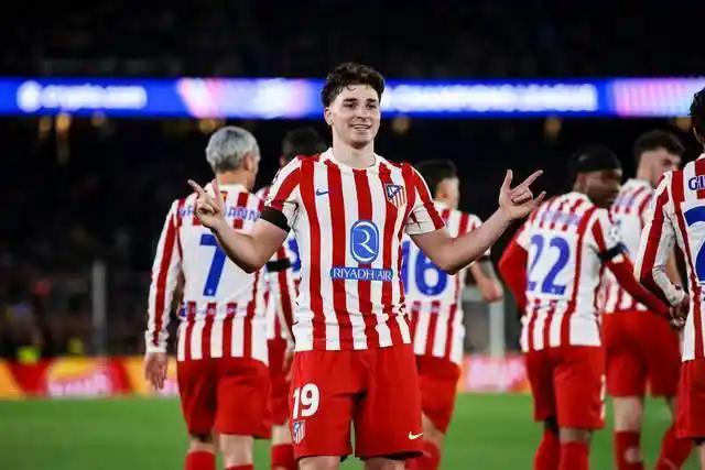 马竞球员进球后庆祝欧冠比赛画面