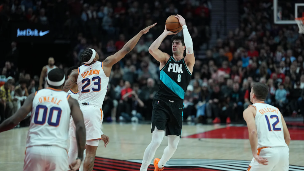 开拓者阿夫迪亚外线出手遭太阳封堵画面