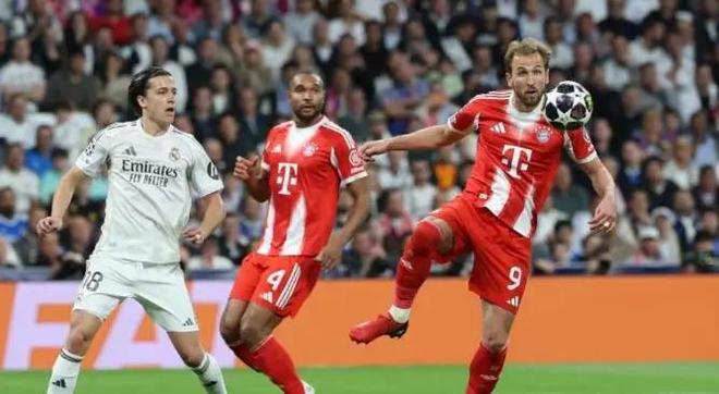 拜仁前锋停球准备射门比赛画面